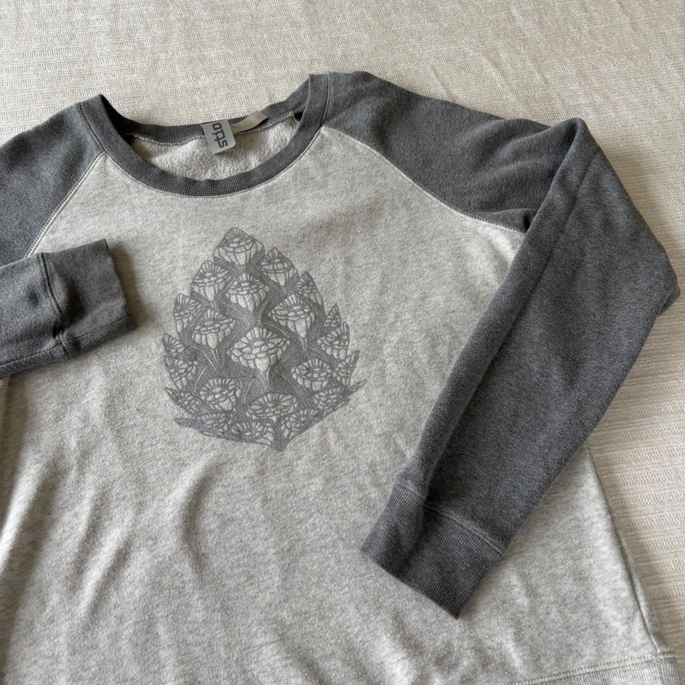 Stio Womens Gray Raglan Sweatshirt Pinecone Graphic Fleece Pullover 82119 M
